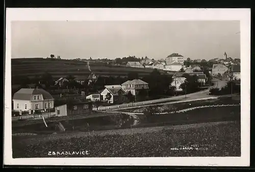 AK Zbraslavice, Blick aus der Ferne auf den Ort