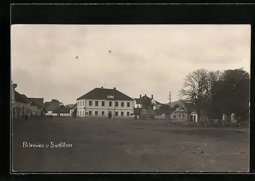 AK Petrovice u Sedlcan, Strassenpartie mit Schule