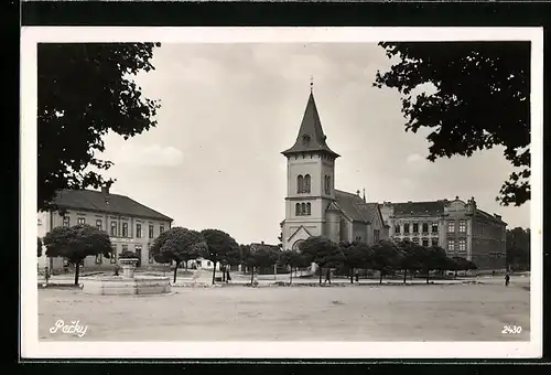 AK Pecky, Strassenpartie an der Kirche