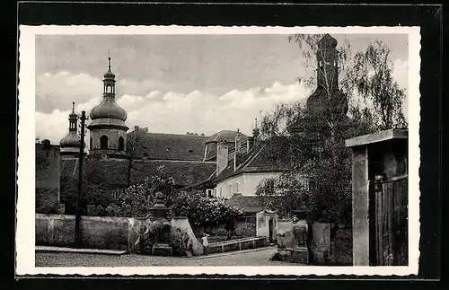 AK Kostelec n. C. Lesy, Ortspartie mit Garten