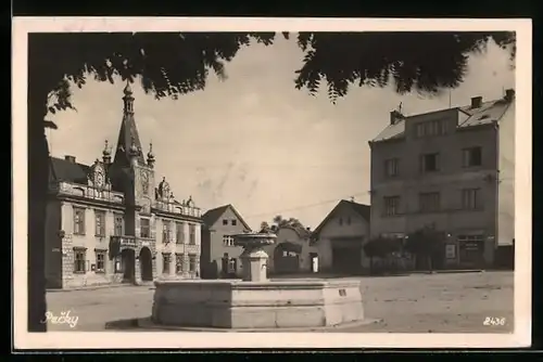 AK Pecky, Marktplatz mit Brunnen und Geschäft