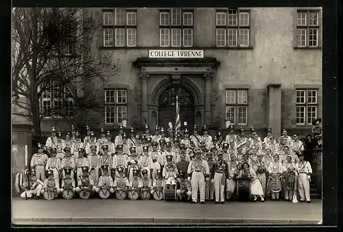 AK Faschings-Verein vor dem College Turenne