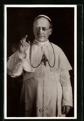 AK Papst Pius XI. im Talar und grüssend die Hand hebend