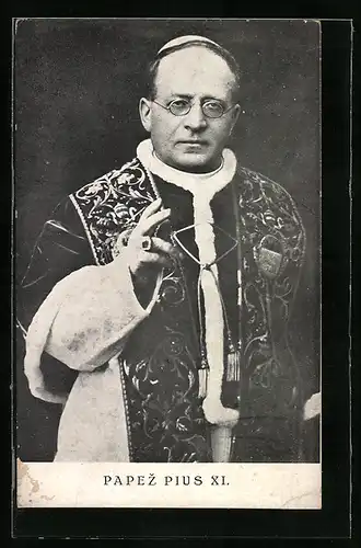 AK Papst Pius XI. hebt grüssend die Hand, Nickelbrille und Talar tragend