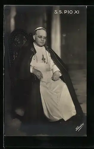 AK Papst Pius XI. mit ernstem Blick auf dem heiligen Stuhl sitzend