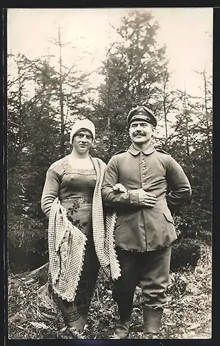 Foto-AK Soldat mit Frau, Travestiepaar