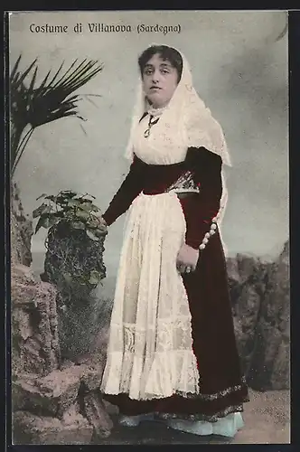 AK Sardegna, Italienische Frau in Trachten an einem Felsen