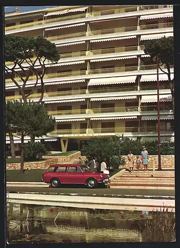 AK VW vor einem Hotel