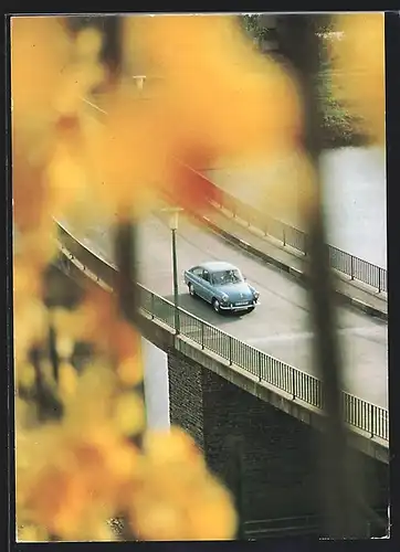AK Blauer Schrägheck-VW auf einer Flussbrücke