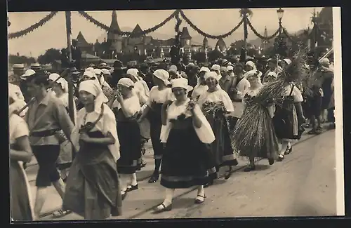 AK Luzern, Eidgenössisches Sängerfest 1922, Bäuerinnen auf der Parade