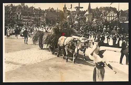 AK Luzern, Eidgenössisches Sängerfest 1922, Heuwagen und Bauern auf der Parade