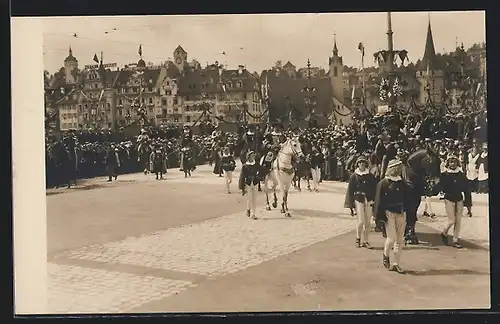 AK Luzern, Eidgenössisches Sängerfest 1922, Parade vor dem Hotel
