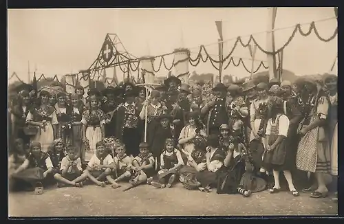 AK Luzern, Eidgenössisches Sängerfest 1922, Bürger in Bauernkleidung bei der Parade