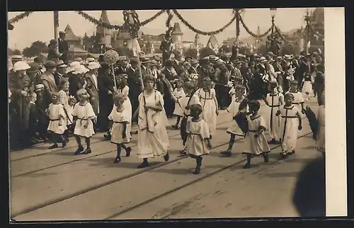 AK Luzern, Eidgenössisches Sängerfest 1922, Kinder in weissen Kleidern auf der Parade