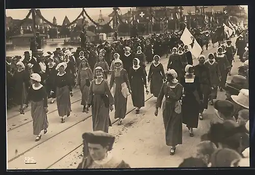 AK Luzern, Eidgenössisches Sängerfest 1922, Frauen in Kleidern mit weisser Kopfbedeckung