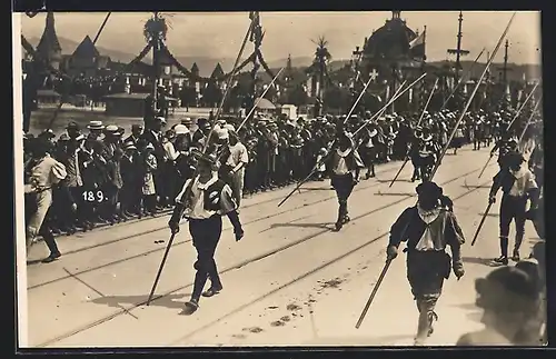 AK Luzern, Eidgenössisches Sängerfest 1922, Männer in Kostümen mit Lanzen