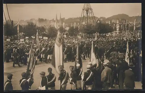 AK Luzern, Eidgenössisches Sängerfest 1922, Studenten mit Ihren Fahnen bei der Parade