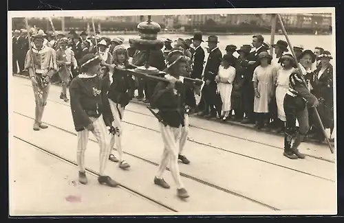 Foto-AK Luzern, Eidgenössisches Sängerfest 1922, Männer tragen eine Trophäe