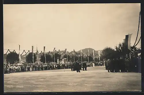 AK Luzern, Eidgenössisches Sängerfest 1922, Blick über den Platz mit Parade und Versammlung