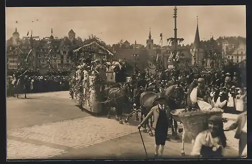 AK Luzern, Eidgenössisches Sängerfest 1922, Elegante Damen und Herren auf begrünter Kutsche