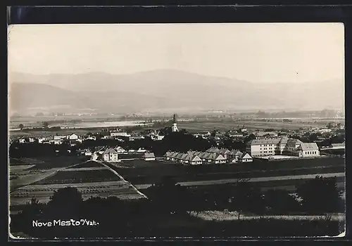 AK Nove Mesto n. Vah., Panorama mit Gebirgszug