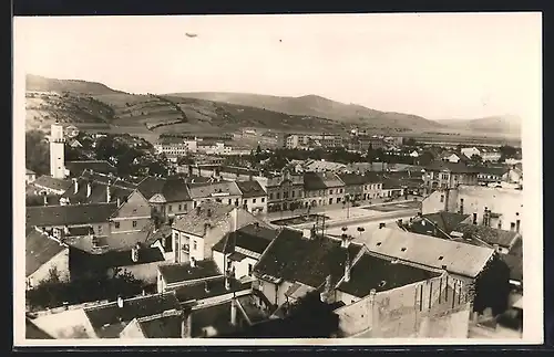 AK Nove Mesto n. Vahom, Blick von oben auf die Stadt