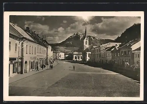 AK Dolny Kubin, Strassenpartie mit Blick zur Kirche und auf die Berge