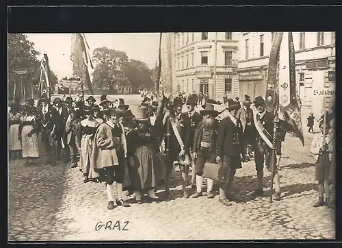 Foto-AK Graz, Bürger bei einer Parade