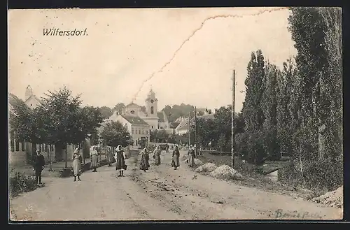 AK Wilfersdorf im Waldviertel, Strassenpartie mit Kutsche und Anwohnern