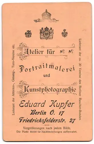 Fotografie Ed. Kupfer, Berlin, Friedrichsfelderstr. 27, Damentrio, Ältere Dame wird umringt von hübschen jungen Damen