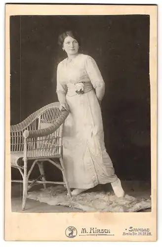 Fotografie M. Hirsch, Spandau, Breite Str. 26-28, Hübsche junge Frau im weissen Kleid mit Gürtel und Rose