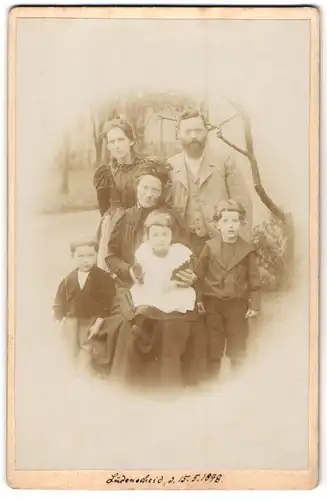 Fotografie Fotograf unbekannt, Lüdenscheid, Familienfoto zu sechst, Elegantes Paar m. älterer Dame u. drei süssen Kindern