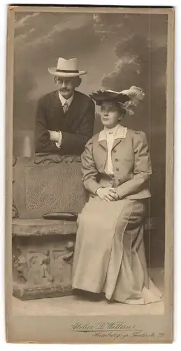Fotografie D. Wettern, Hamburg, Theaterstr. 22, Junges Paar elegant in Anzug und Kostüm, Fesch mit Hut