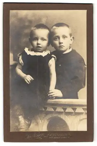 Fotografie Chr. Nissen, Kobenhavn, Sct. Hans Torv 3, Süsser kleiner Junge mit seiner niedlichen Schwester