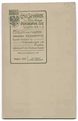 Fotografie Emil Schröter, Potsdam, Schloss-Str. 1-3, Junger hübscher Mann mit abstehenden Ohren im schwarzen Mantel