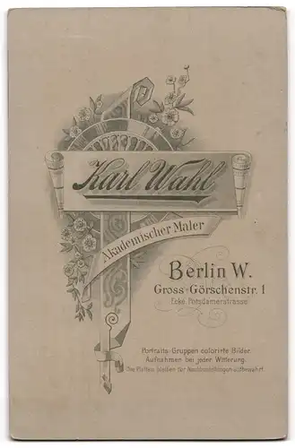 Fotografie Karl Wahl, Berlin, Gross-Görschenstr. 1, Attraktives Paar posiert vertraut und mit eleganter Garderobe