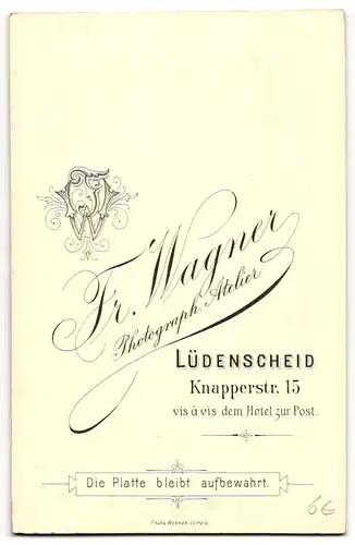 Fotografie Fr. Wagner, Lüdenscheid, Knapperstr. 15, Gutbürgerlicher Herr mit buschigem Schnauzbart und Fliege