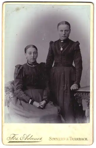 Fotografie Jos. Adams, Simmern, Zwei junge hübsche Frauen mit mürrischen Gesichtsausdruck