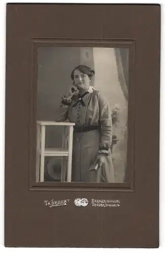 Fotografie Th. Liebert, Bremen, Fehrfeld 61, Bürgerliche Dame mit aufgestütztem Kopf