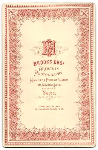 Fotografie Brooks Bros., York, 12, Micklegate, Late Coney St., Kind im Kleid mit Schleifchen