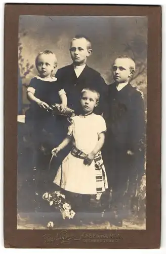 Fotografie Chr. Nissen, Kobenhavn-N., Sct. Hans Torv 3, Vier Kinder in zeitenössicher Kleidung