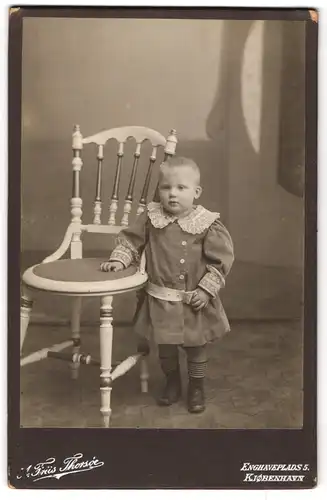 Fotografie A. Friis Thorsóe, Kjobenhavn, Enghaveplads 5, Kleiner Junge im Spitzenkleid