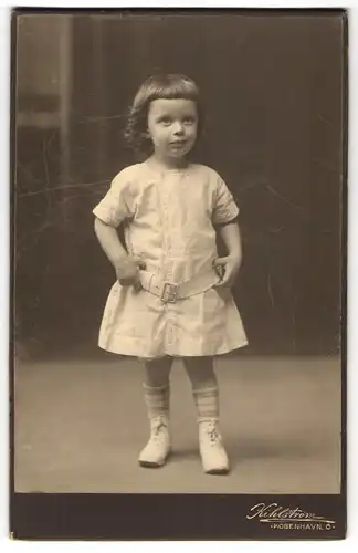 Fotografie Wilh. Kihlstróm, Kóbenhavn-O., Osterbrogade 27, Kind im weissen Kleid