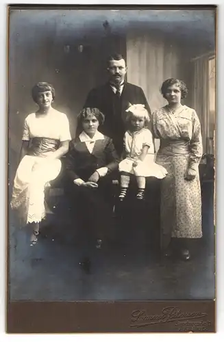 Fotografie Samuel Petersen, Aarhus, Sondergade 11, Bürgerliche Familie in modischer Kleidung