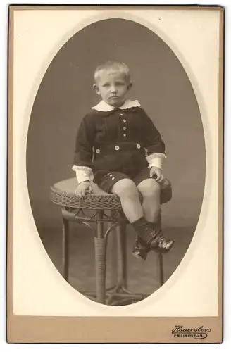Fotografie Hauerslev, Kjobenhavn, Faelledvej 9, Kleiner Junge in hübscher Kleidung