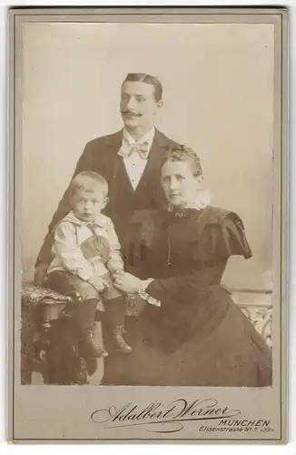 Fotografie Adalbert Werner, München, Elisenstr. 7, Elegantes Paar mit kleinem Sohn