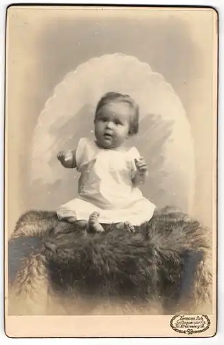 Fotografie Hermann Luh, Seifhennersdorf i. S., Süsses Kleinkind im Hemd mit nackigen Füssen