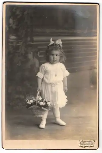 Fotografie Hermann Luh, Seifhennersdorf i. S., Kleines Mädchen im Kleid mit Blumenkorb