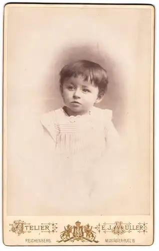 Fotografie Ernst J. Müller, Reichenberg, Neustädter Platz 16, Kleines Kind in hübscher Kleidung