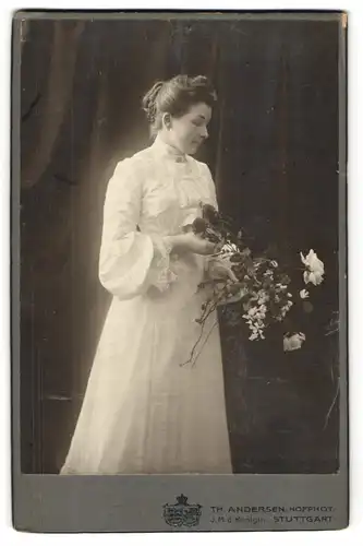 Fotografie Th. Andersen, Stuttgart, Junge Dame im weissen Kleid mit Blumen